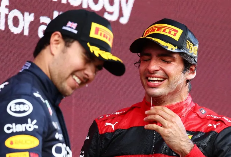 Carlos Sainz reveló que Checo Pérez lo felicitó de una manera muy mexicanca Carlos Sainz reveló que Checo Pérez lo felicitó de una manera muy mexicanca