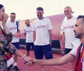 Fan de la Roma pide matrimonio a su pareja con Mourinho de testigo | VIDEO