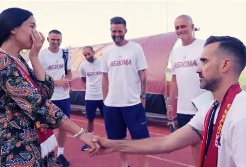 Jos&eacute; Mourinho fue testigo de un compromiso de matrimonio por parte de una pareja de aficionados a La Roma.