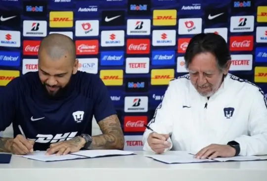 Dani Alves estuvo en las instalaciones de Pumas para firmar el contrato que lo une al equipo de manera oficial.