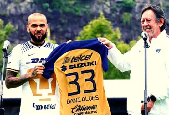 Dani Alves ya es jugador de Pumas y de inmediato se puso a entrenar con el resto de sus compañeros.