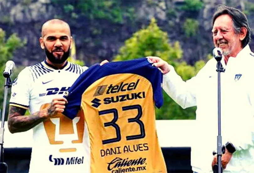 Dani Alves ya es jugador de Pumas y de inmediato se puso a entrenar con el resto de sus compa&ntilde;eros.
