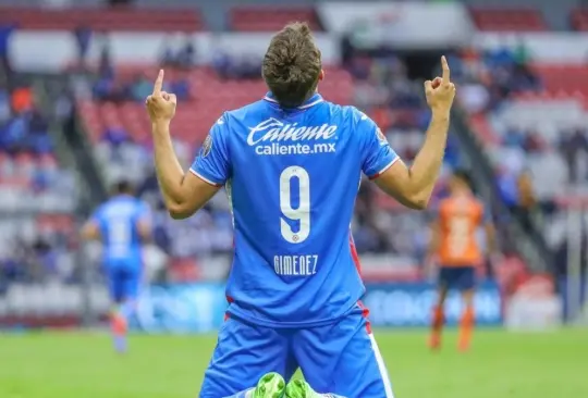 Santiago Giménez celebra su doblete ante Puebla.