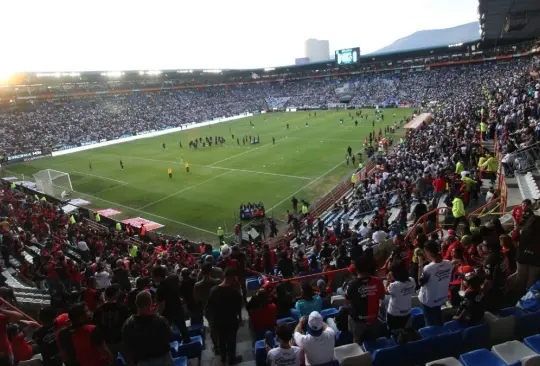 Un grupo de aficionados agredieron a policías que resguardaban el Estadio Hidalgo