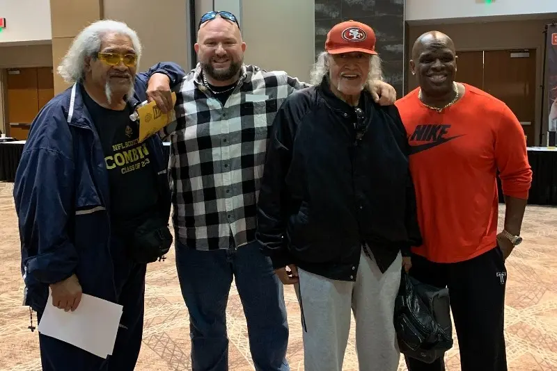 Primos: Peter Maivia es ´hermano de sangre´ de Amituanai Anoa'i, padre de los luchadores Afa y Sika, los Maivia/Johnson han sido parte de su familia extendida; su nombre oficial es la Dinastía Samoana. 