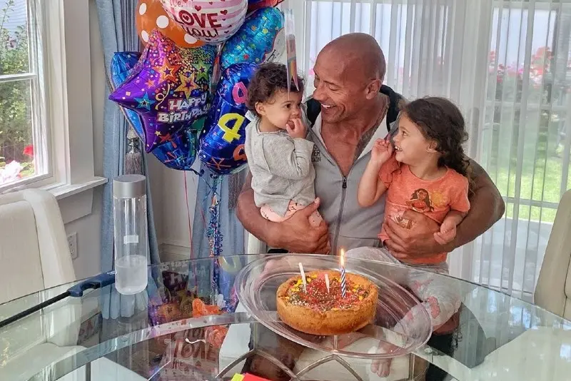 El actor y exluchador ha mostrado en varias ocasiones su gran felicidad por ser padre de tres hijas.