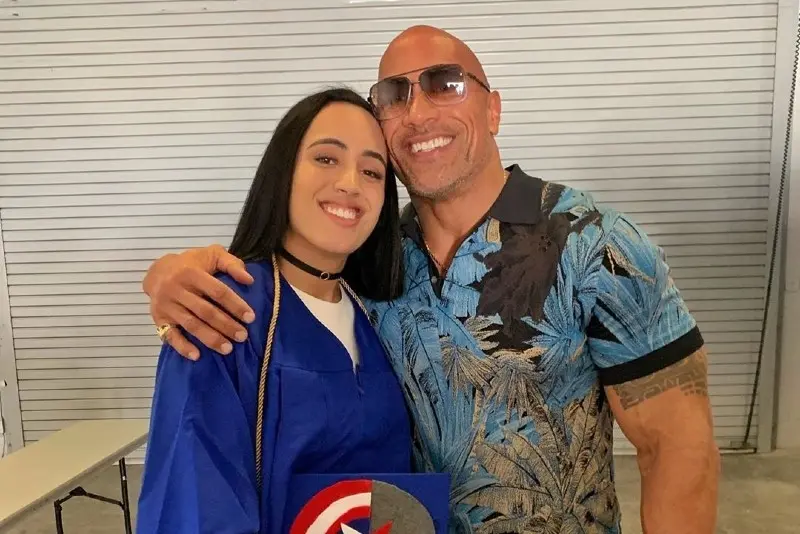 ´The Rock´ tiene tres hijas: Simone, de 18 años, la tuvo con su exesposa y socia comercial, Dani García. Actualmente Simone se prepara para debutar en la WWE y seguir los pasos de su bisabuelo, abuelo y papá.