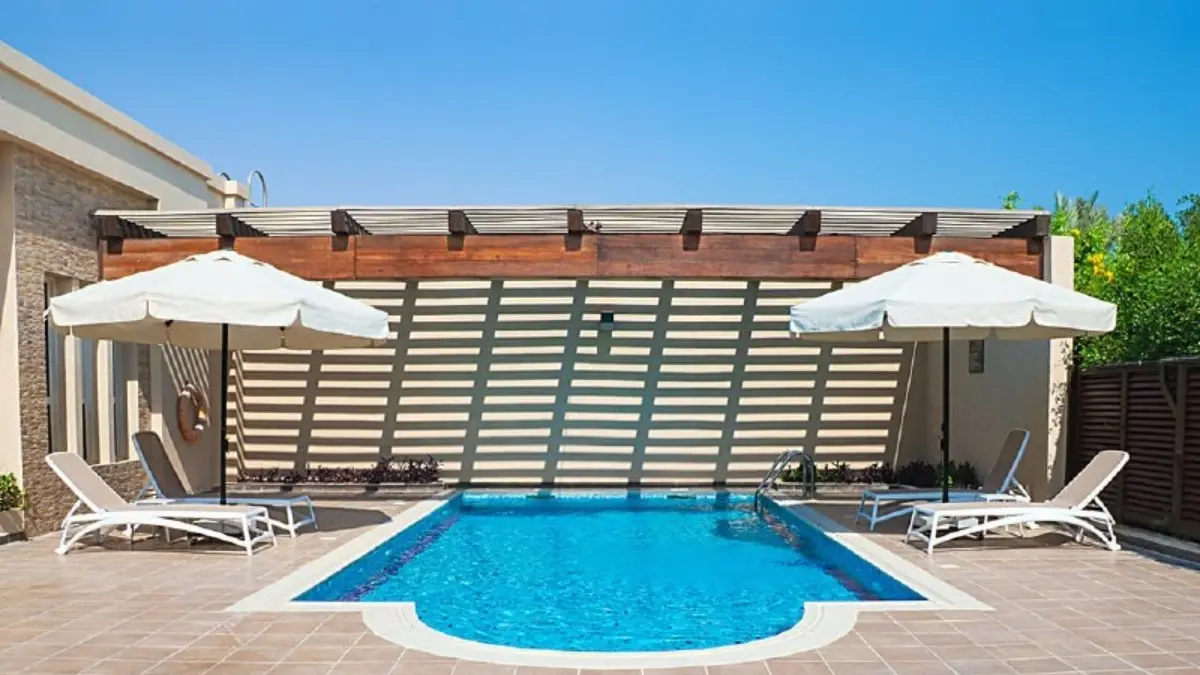 Cuenta con espacios de lujo con albercas y zonas de relajación, complementado por estar pegado a la playa. Se ubica a 25 minutos de la capital de Qatar, Doha. 