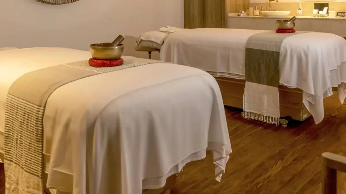 Las instalaciones cinco estrellas cuentan con un spa para la relajación de los futbolistas, además de que combina un hábitat natural de la región con la modernidad del lugar.