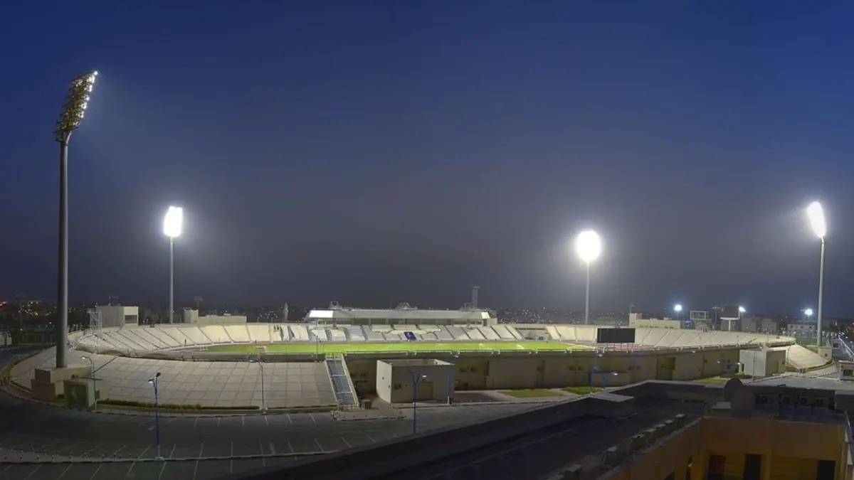 La cancha tiene una superficie de pasto natural, además de contar con dimensiones de 105 x 68 metros y una capacidad total de 12 mil espectadores.