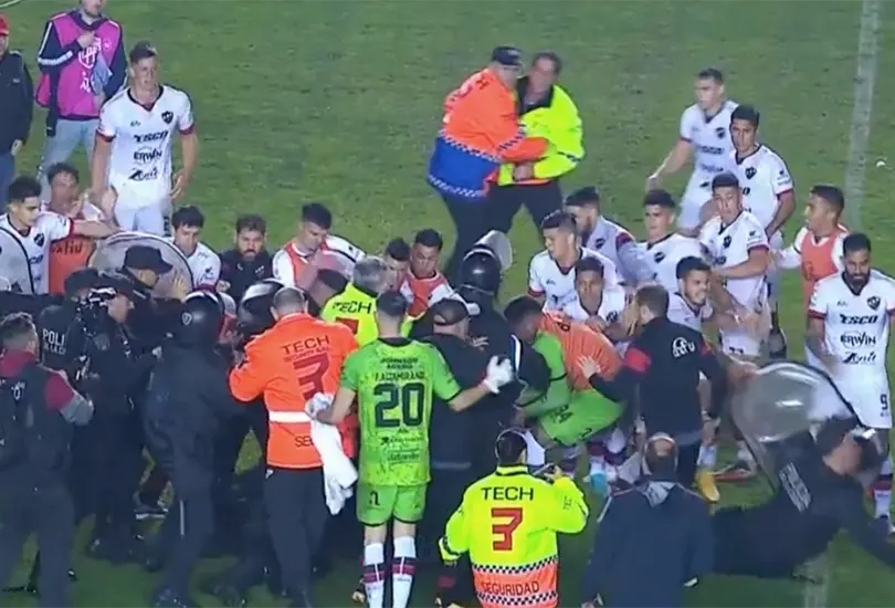 Los futbolistas de Patronato se agarraron a golpes con la policía. Los futbolistas de Patronato se agarraron a golpes con la policía.