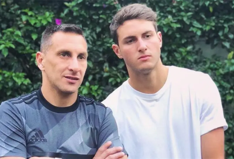 El Chaco Giménez adelantó que ya son detalles para hacer oficial el arribo de su hijo al futbol europeo. El Chaco Giménez adelantó que ya son detalles para hacer oficial el arribo de su hijo al futbol europeo.