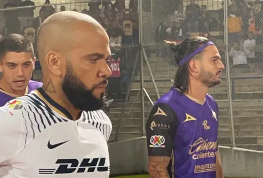 Dani Alves junto a Nicolás Benedetti previo al Pumas vs Mazatlán.