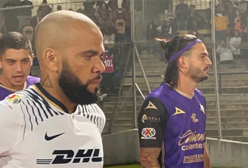 Dani Alves junto a Nicol&aacute;s Benedetti previo al Pumas vs Mazatl&aacute;n.