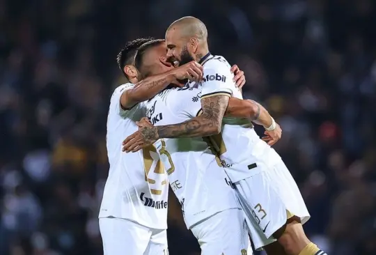 Dani Alves celebrando el tanto del empate de Pumas vs Mazatlán.