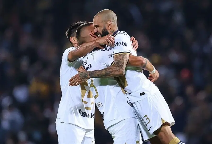 Dani Alves celebrando el tanto del empate de Pumas vs Mazatl&aacute;n.