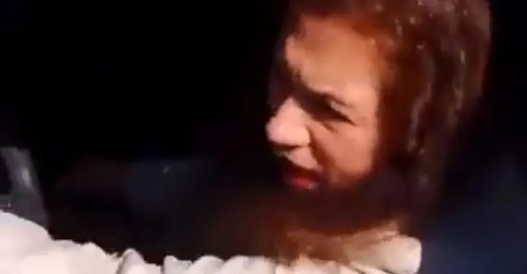 La mujer lucía muy molesta dentro de su auto. Screenshot