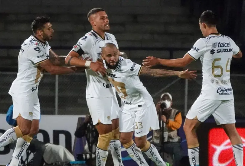 Dani Alves mostr&oacute; su agradecimiento con la afici&oacute;n de Pumas