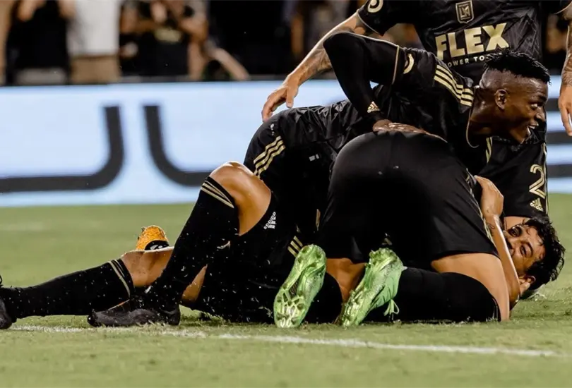 Carlos Vela celebra su anotaci&oacute;n ante el LAFC.