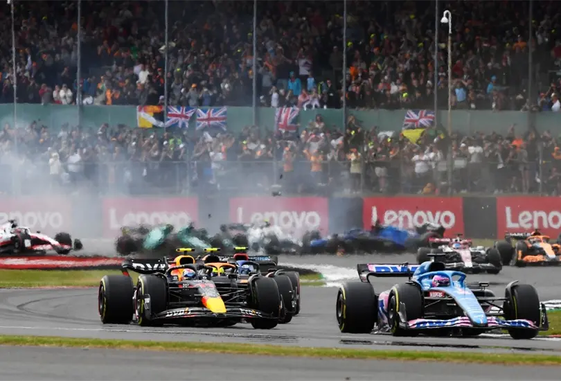 El GP de Gran Bretaña tuvo un accidente aparatoso que causó que la carrera fuera detenida El GP de Gran Bretaña tuvo un accidente aparatoso que causó que la carrera fuera detenida