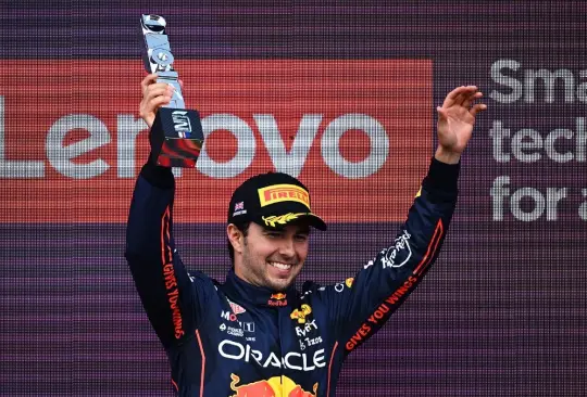 Checo Pérez celebra su podio en el GP de Gran Bretaña del 2022