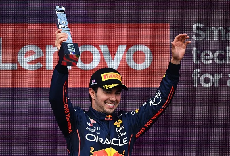 Checo Pérez celebra su podio en el GP de Gran Bretaña del 2022 Checo Pérez celebra su podio en el GP de Gran Bretaña del 2022