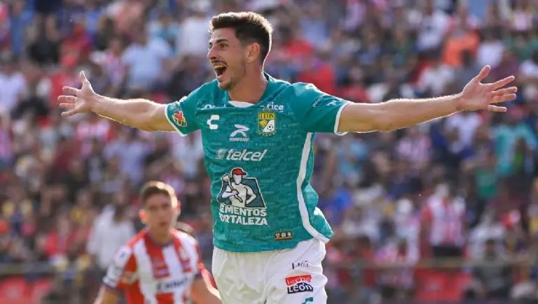 Lucas Di Yorio celebrando el gol de la diferencia (@clubleonfc)
