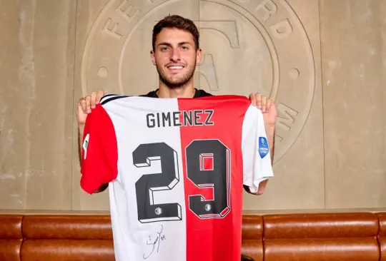 Santiago Giménez pagó una alta cantidad de euros tras comprar 50 jerseys con su nombre y número para su familia y amigos. 