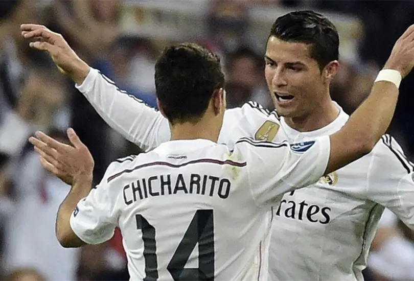 Chicharito celebra un gol con Cristiano Ronaldo.
