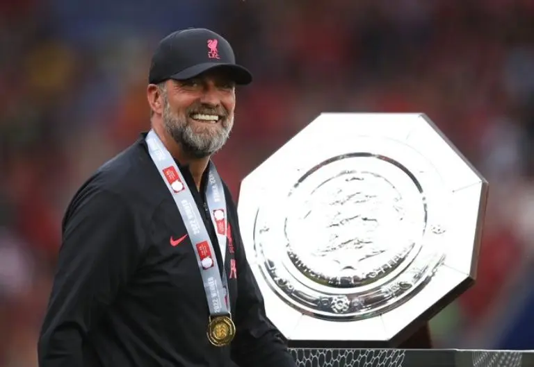 Jürgen Klopp se apuntó el primer título de la campaña con el Liverpool. Foto: @LFC