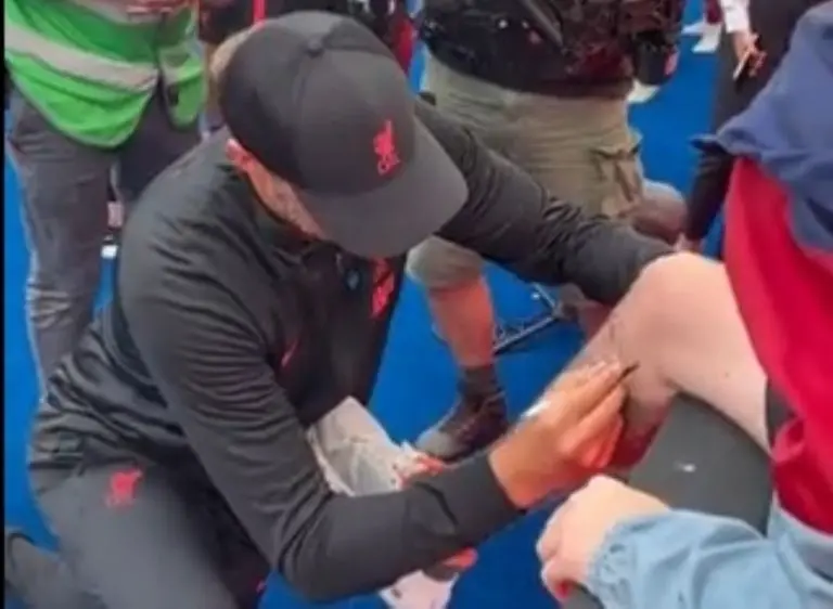 El entrenador alemán complació al fanático y le puso su firma en su pierna. Foto: Captura de pantalla.