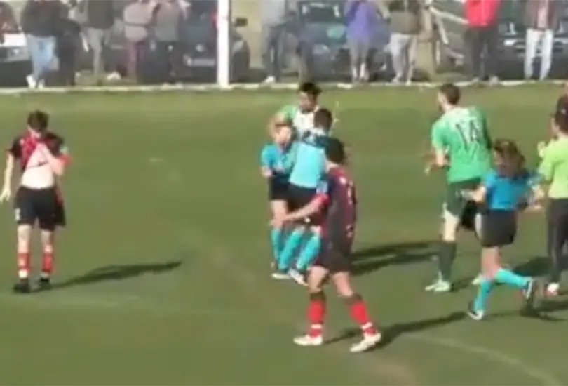 Un futbolista en una liga regional de Argentina golpe&oacute; a una &aacute;rbitra por la espalda.