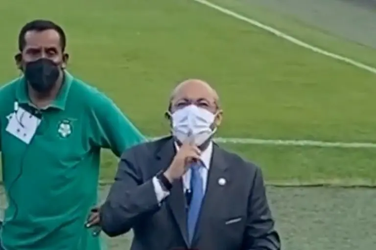 Un comisario de la FMF encaró a un aficionado en el Santos vs Rayados - Captura de pantalla