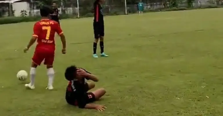Así terminó el futbolista en el césped. Screenshot