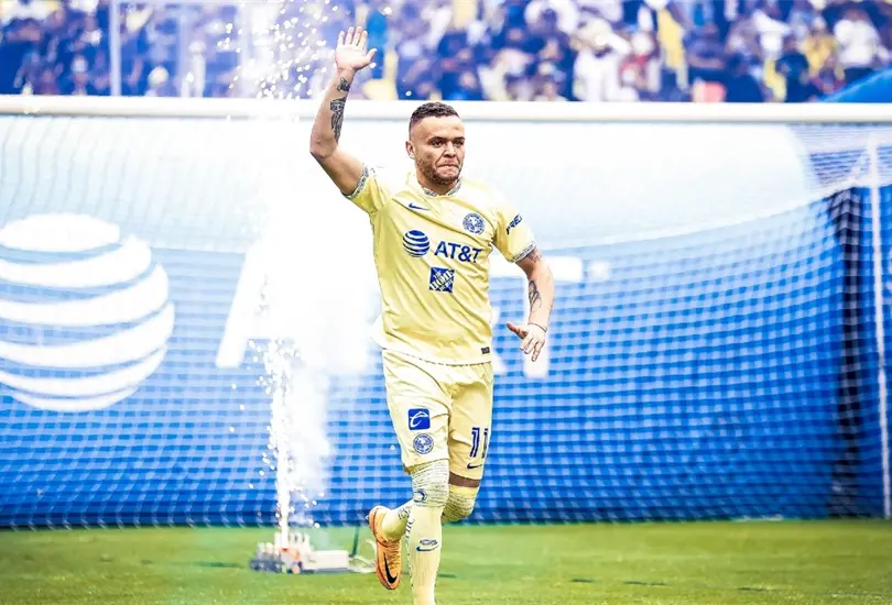Cabecita Rodríguez y los otros 2 refuerzos del América fueron presentados en el Estadio Azteca Cabecita Rodríguez y los otros 2 refuerzos del América fueron presentados en el Estadio Azteca
