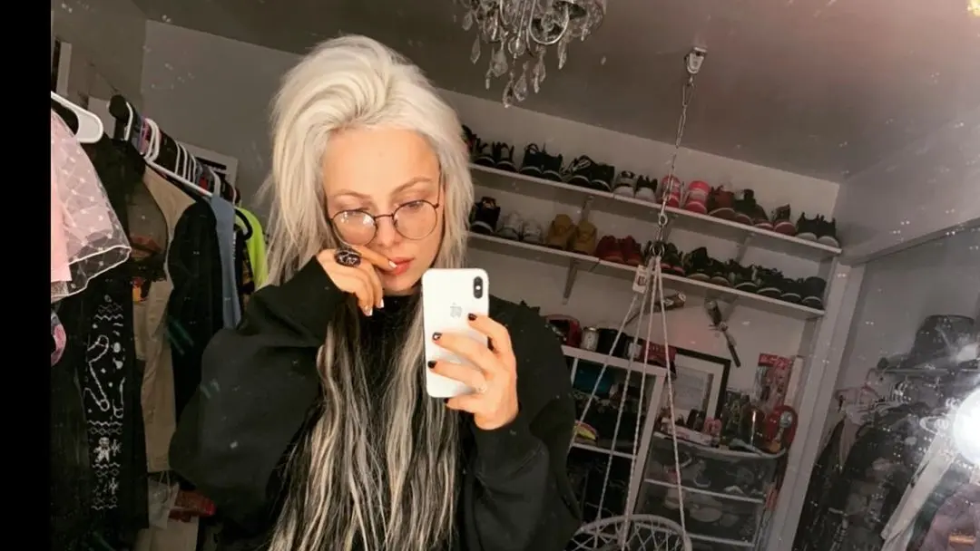 Fue en el mismo evento que canjeó su maletín y venció a Ronda Rousey para convertirse en campeona de Smackdown de WWE por primera vez en su carrera. 