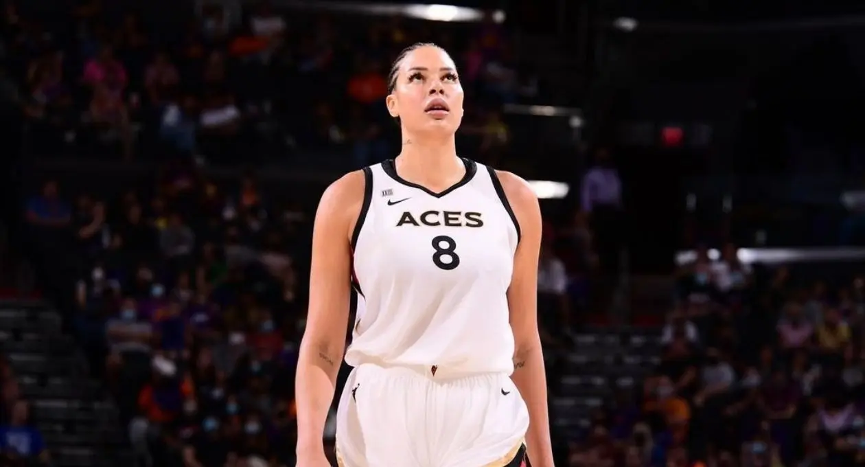Liz Cambage es una de las estrellas en la WNBA, pero los problemas que comenzó a tener con la presencia de la Covid 19 en el 2019, ocasionaron a que la australiana ingresara a Onlyfans para no batallar con los temas económicos. 