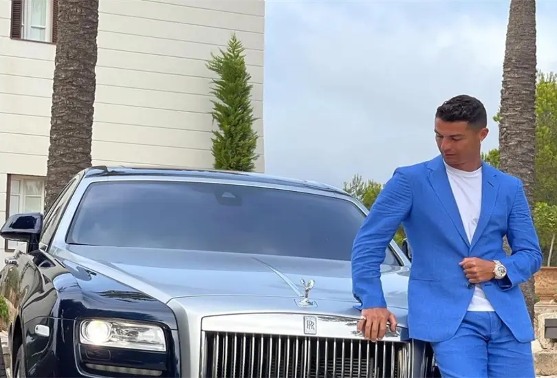Cristiano Ronaldo con alguno de sus coches Cristiano Ronaldo con alguno de sus coches