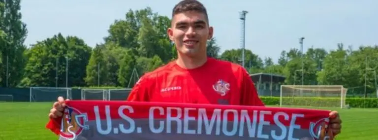 El mexicano dejó las filas del Genoa para unirse al Cremonese. Foto: Twitter @USCremonese