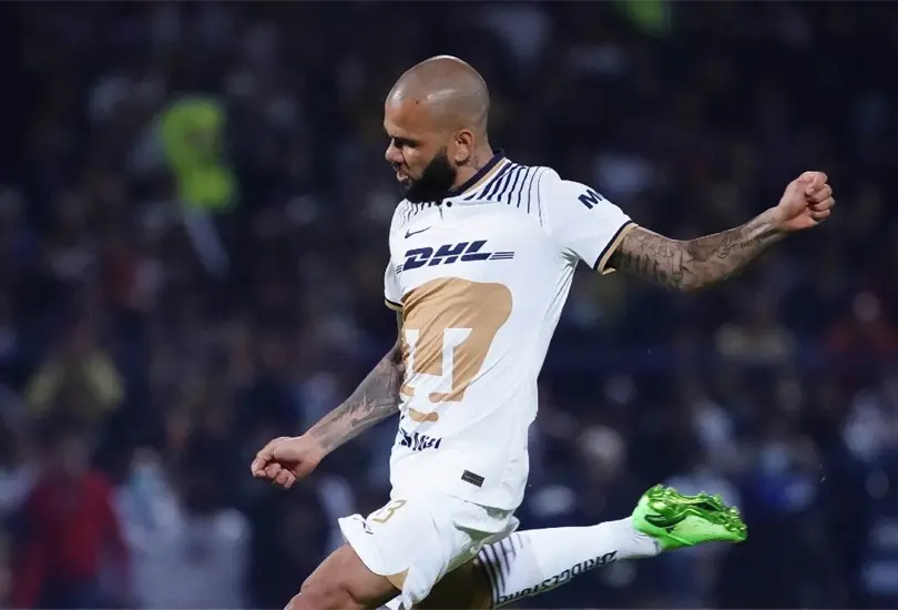 Dani Alves fue uno de los jugadores más criticados en el Clásico Capitalino. Dani Alves fue uno de los jugadores más criticados en el Clásico Capitalino.