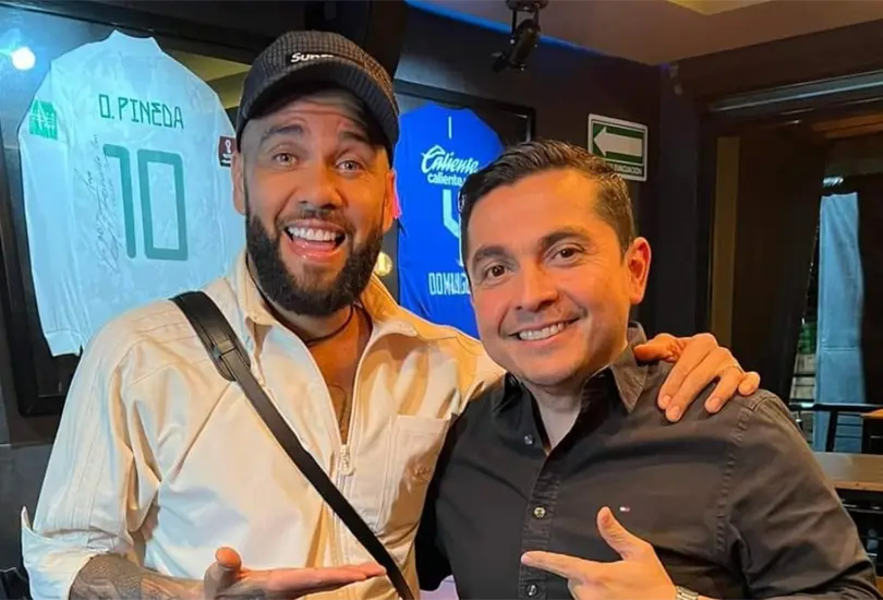 Dani Alves comi&oacute; sus primeros tacos en M&eacute;xico despu&eacute;s de que su compa&ntilde;ero en Pumas, Higor Meritao, lo invit&oacute;