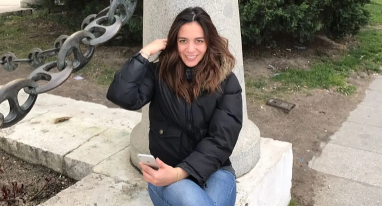 Su primer contacto con los medios de comunicaci&oacute;n se dio en abril del 2005 cuando era parte del departamento de producci&oacute;n de la estaci&oacute;n de radio ABC.