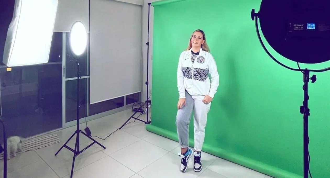 A la edad de 19 a&ntilde;os se convirti&oacute; en la conductora estelar de un programa de Terra TV, el cual se transmit&iacute;a solamente en internet. 