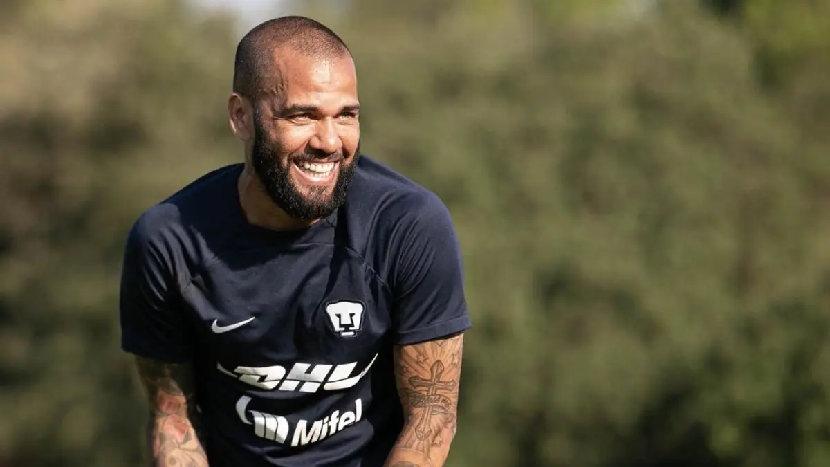 Dani Alves, el 'bombazo' de Pumas y de la Liga MX, se ha convertido en la estrella absoluta del futbol mexicano, recibiendo un salario por parte de los 'Universitarios' de 3.2 millones de dólares.