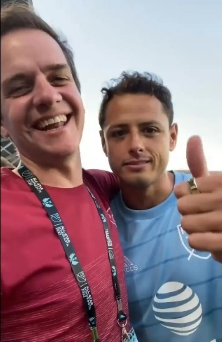 El mexicano se tomó unos minutos para saludar al influencer argentino. Foto: Captura de pantalla.
