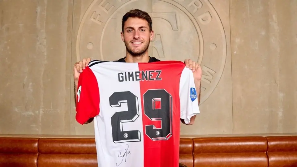 Santiago Gim&eacute;nez dej&oacute; las filas de Cruz Azul para enrolarse a las del Feyenoord de los Pa&iacute;ses Bajos. 