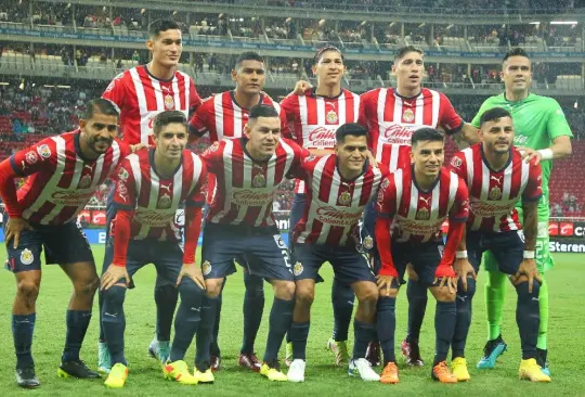 Los jugadores de Chivas pidieron apoyo de la afición después de empatar con Atlas