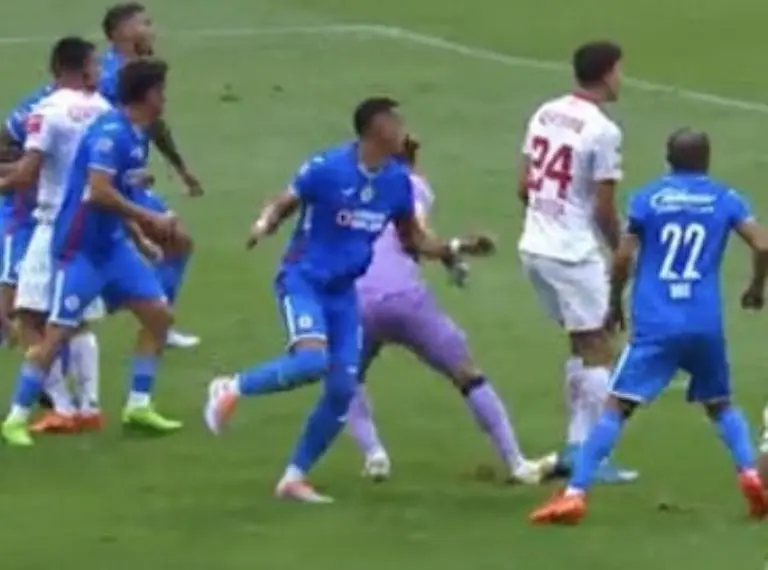 Así fu la jugada que Fernando Hernández consideró falta. Screenshot