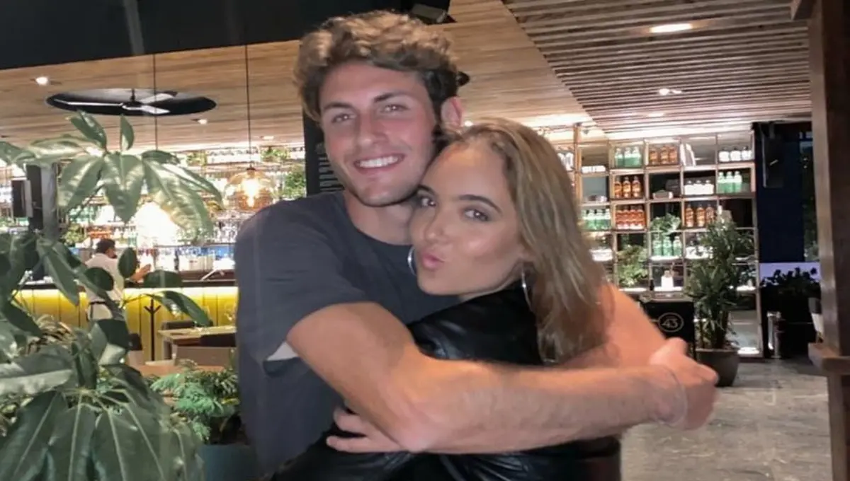 Mientras Fernanda se consolidaba en el mundo de la televisión, fue hasta 2020 cuando conoció a Santiago Giménez, en ese entonces jugador del Cruz Azul.