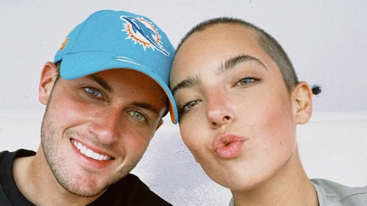 Además, la joven actriz también acompaña a Santiago Giménez en sus nuevas aventuras.